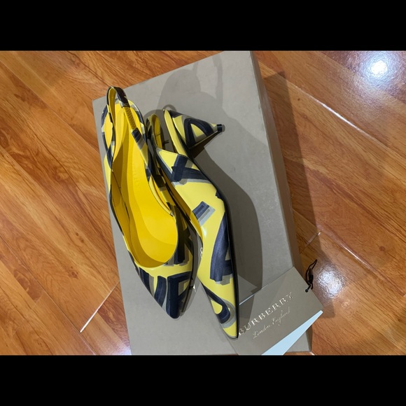 Burberry shoes - Picture 2 of 7